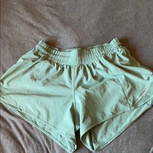 Lululemon hotty hot size 8 tall 4” shorts